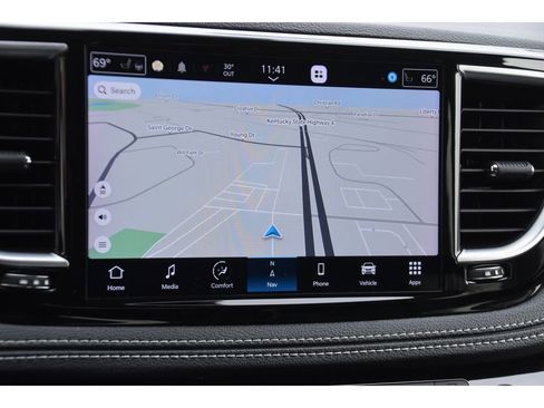 Used 2023 Chrysler Pacifica Limited w/ Uconnect Theater Family Group image 23