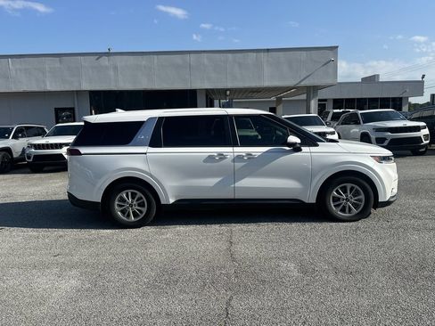 Used 2024 Kia Carnival LX FWD image 2