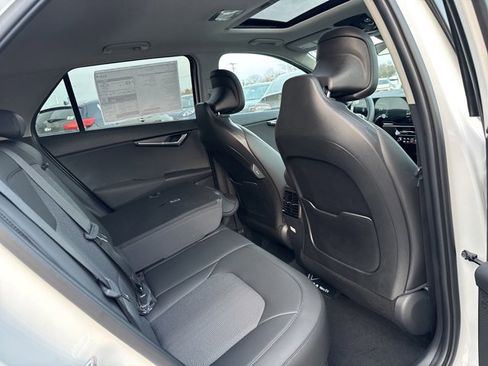New 2025 Kia Niro EX Touring image 16