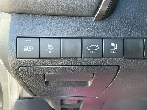 Used 2019 Toyota Camry SE image 32