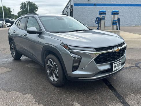 Used 2025 Chevrolet Trax LT FWD image 7
