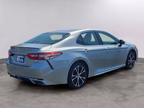 Used 2018 Toyota Camry SE FWD image 3