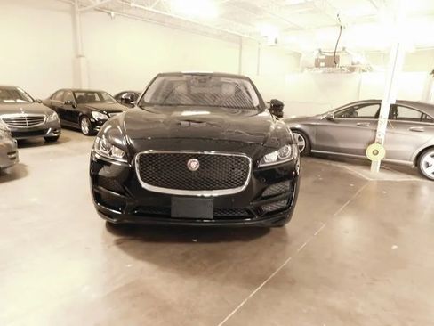 Used 2017 Jaguar F-PACE Prestige image 5