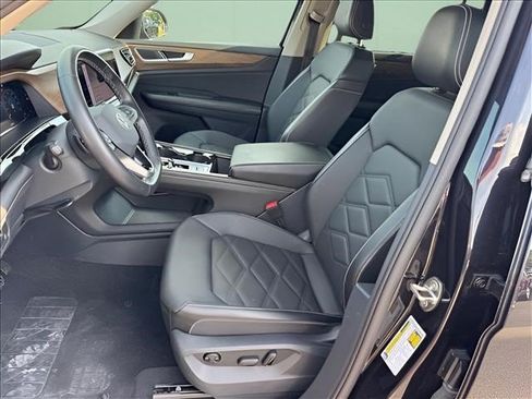 Used 2025 Volkswagen Atlas SE AWD/4WD image 6