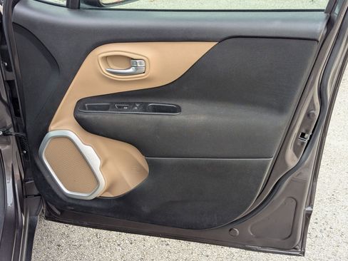 Used 2018 Jeep Renegade Latitude w/ Safety & Security Group image 22