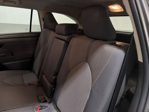 Used 2023 Toyota Highlander L FWD image 7