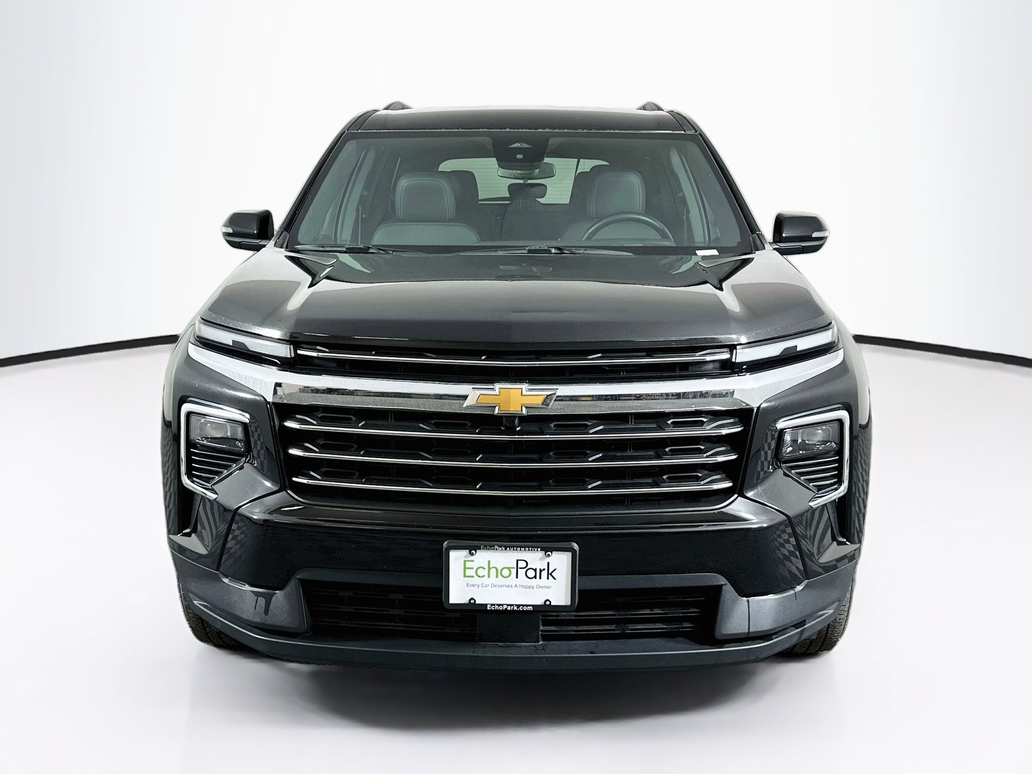 Used 2025 Chevrolet Traverse LT FWD image 2