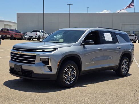 Used 2024 Chevrolet Traverse LT AWD/4WD image 1
