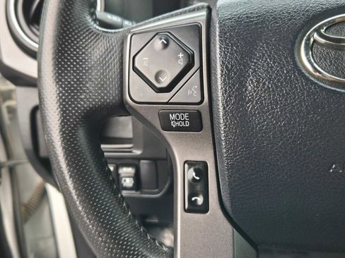 Used 2017 Toyota Tacoma TRD Off-Road image 31