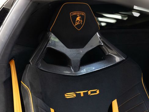 Used 2022 Lamborghini Huracan STO RWD image 18