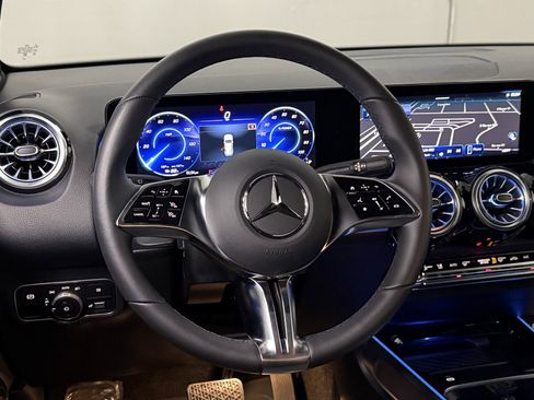 Used 2024 Mercedes-Benz EQB 300 4MATIC image 34