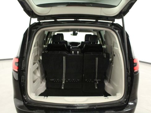 Used 2023 Chrysler Pacifica Touring-L FWD image 15