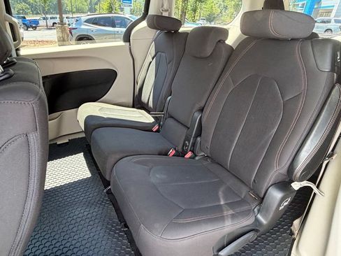 Used 2017 Chrysler Pacifica LX FWD image 28