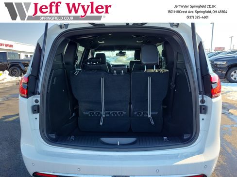 New 2026 Chrysler Pacifica Select image 5