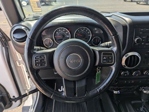Used 2018 Jeep Wrangler Unlimited Sahara w/ Connectivity Group AWD/4WD image 13