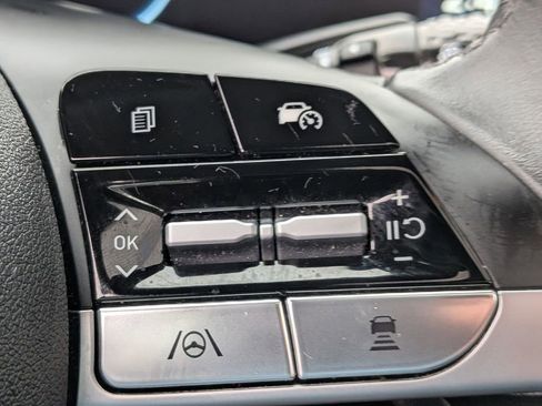 Used 2025 Hyundai Elantra SEL image 15