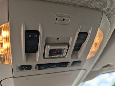 Used 2022 Toyota Highlander XLE FWD image 12
