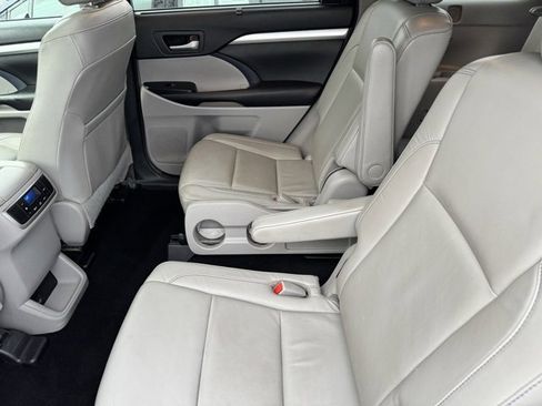 Used 2017 Toyota Highlander XLE image 8