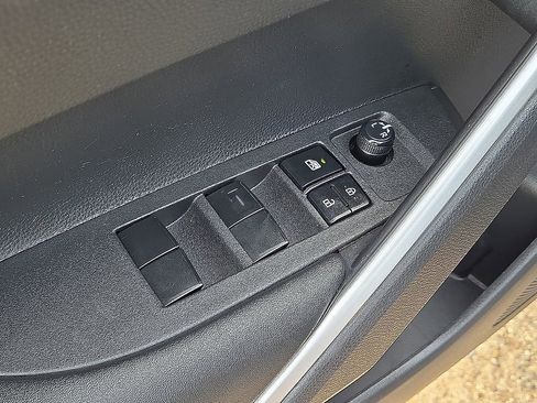 Used 2023 Toyota Corolla Cross LE image 23