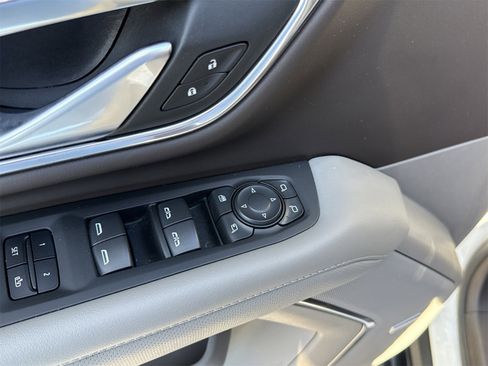 Used 2022 GMC Yukon SLT w/ SLT Premium Package image 17