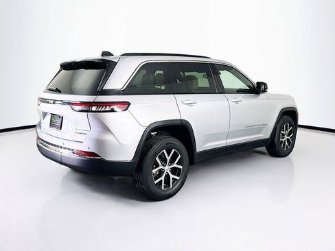Used 2024 Jeep Grand Cherokee Limited AWD/4WD image 9