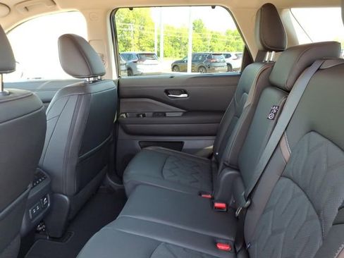 New 2026 Nissan Pathfinder Platinum FWD image 8