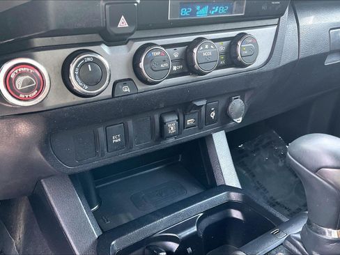 Used 2021 Toyota Tacoma TRD Off-Road AWD/4WD image 38