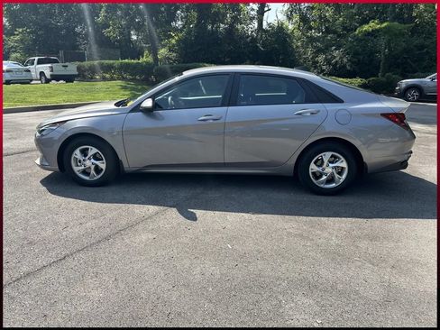 Used 2023 Hyundai Elantra SE FWD image 4