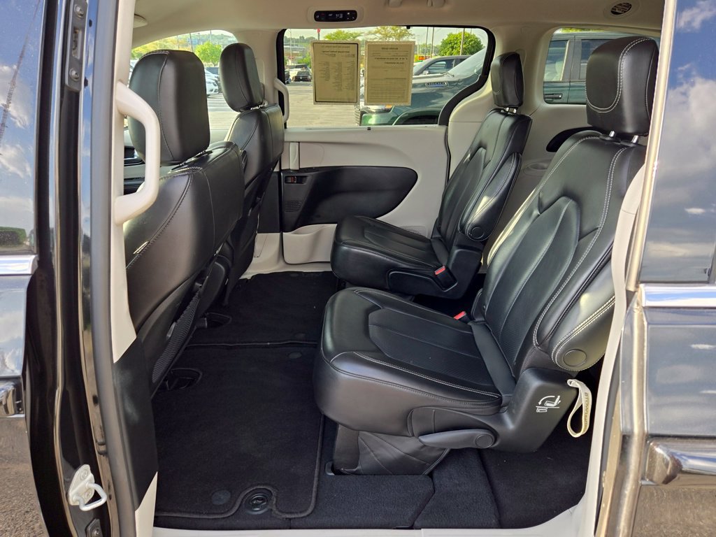 Used 2023 Chrysler Pacifica Touring-L FWD image 25