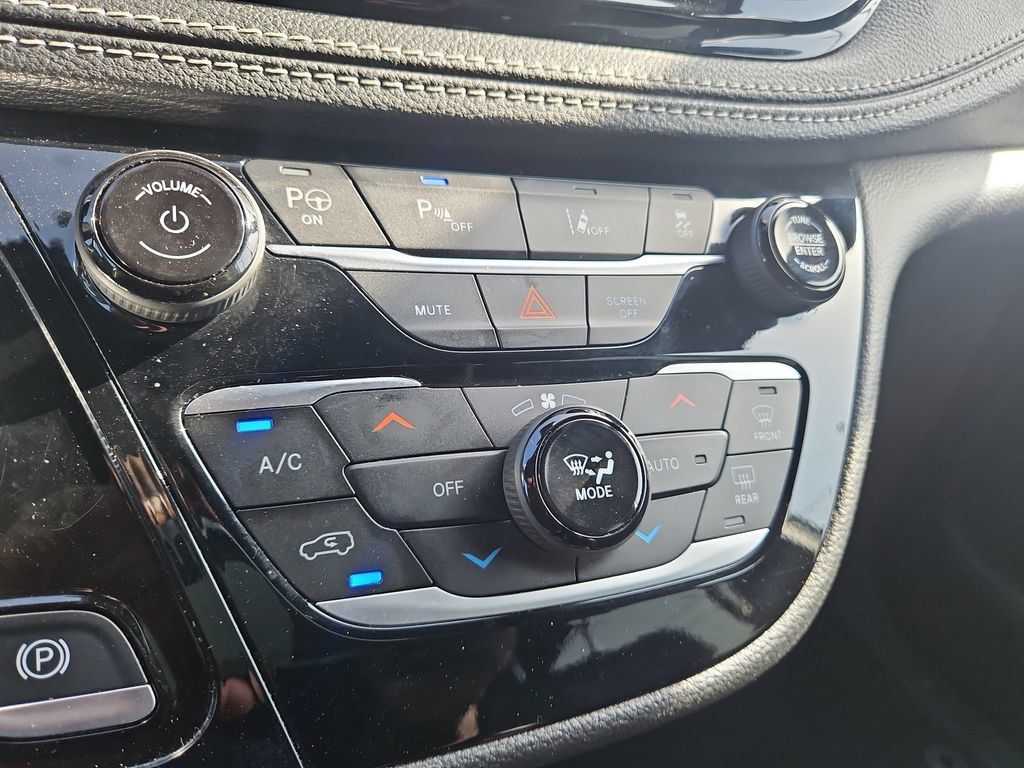 Used 2024 Chrysler Pacifica Limited FWD image 32