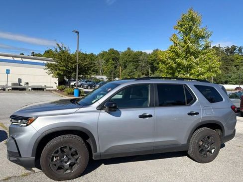 Used 2025 Honda Pilot TrailSport image 2