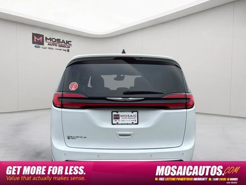 Used 2023 Chrysler Pacifica Touring-L FWD image 6