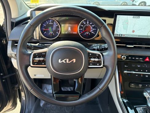 Used 2024 Kia Carnival EX FWD image 21