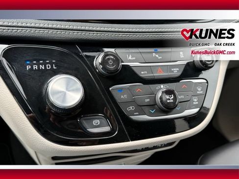 Used 2024 Chrysler Pacifica Limited FWD image 33