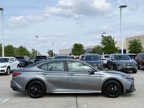 Used 2026 Toyota Camry SE w/ Convenience Package image 5