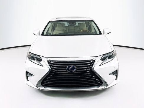 Used 2017 Lexus ES 300h w/ Luxury Package FWD image 2