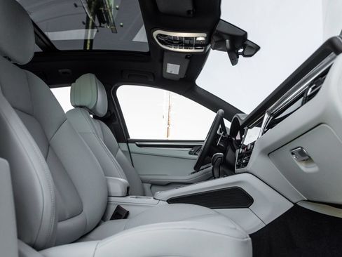 Certified 2026 Porsche Macan AWD/4WD image 42