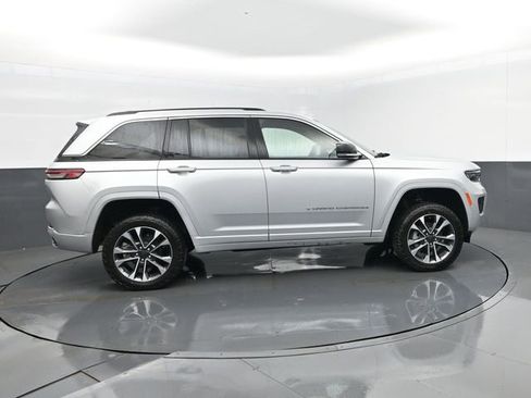 Used 2023 Jeep Grand Cherokee Overland w/ Luxury Tech Group IV AWD/4WD image 4
