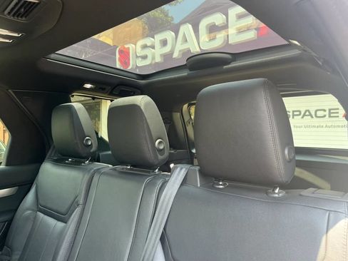 Used 2020 Land Rover Discovery Landmark AWD/4WD image 14