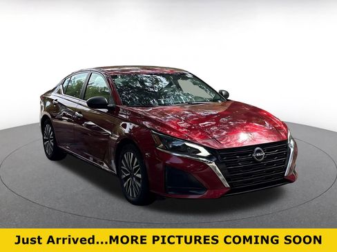 Used 2025 Nissan Altima 2.5 SV FWD image 1