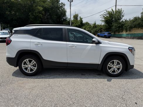 Used 2024 GMC Terrain SLE w/ Driver Convenience Package FWD image 8