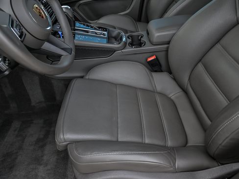 Used 2025 Porsche Macan w/ Premium Package Plus AWD/4WD image 20