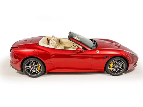 Used 2015 Ferrari California T RWD image 17