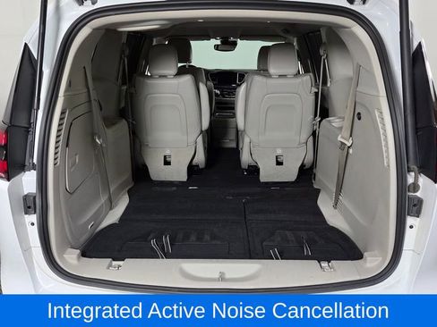 Used 2021 Chrysler Pacifica Touring-L FWD image 10
