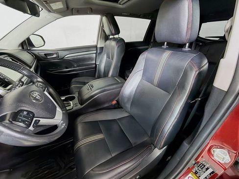 Used 2019 Toyota Highlander SE w/ Nightshade Edition AWD/4WD image 12