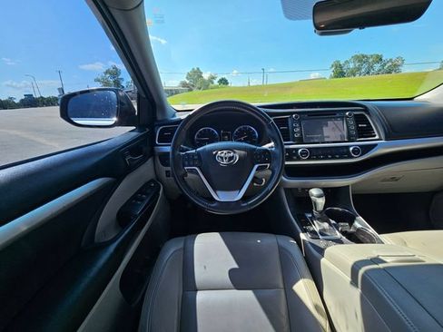 Used 2019 Toyota Highlander XLE FWD image 13