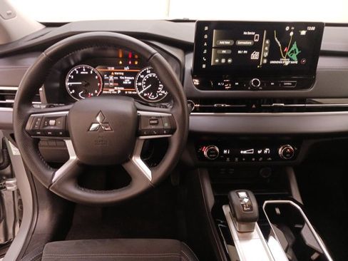Used 2025 Mitsubishi Outlander SE image 14