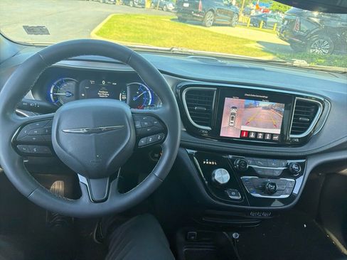 Used 2024 Chrysler Pacifica Limited FWD image 15