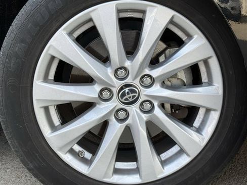 Used 2018 Toyota Camry LE image 9