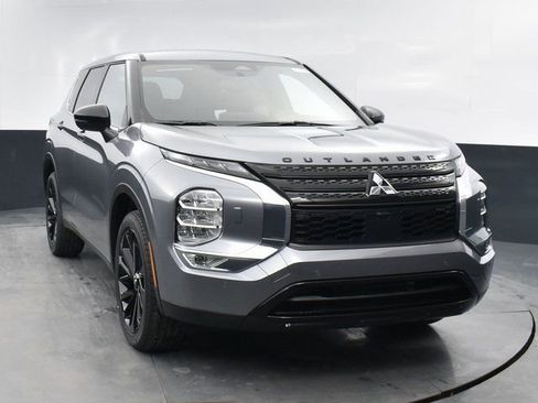 Used 2023 Mitsubishi Outlander SE image 2